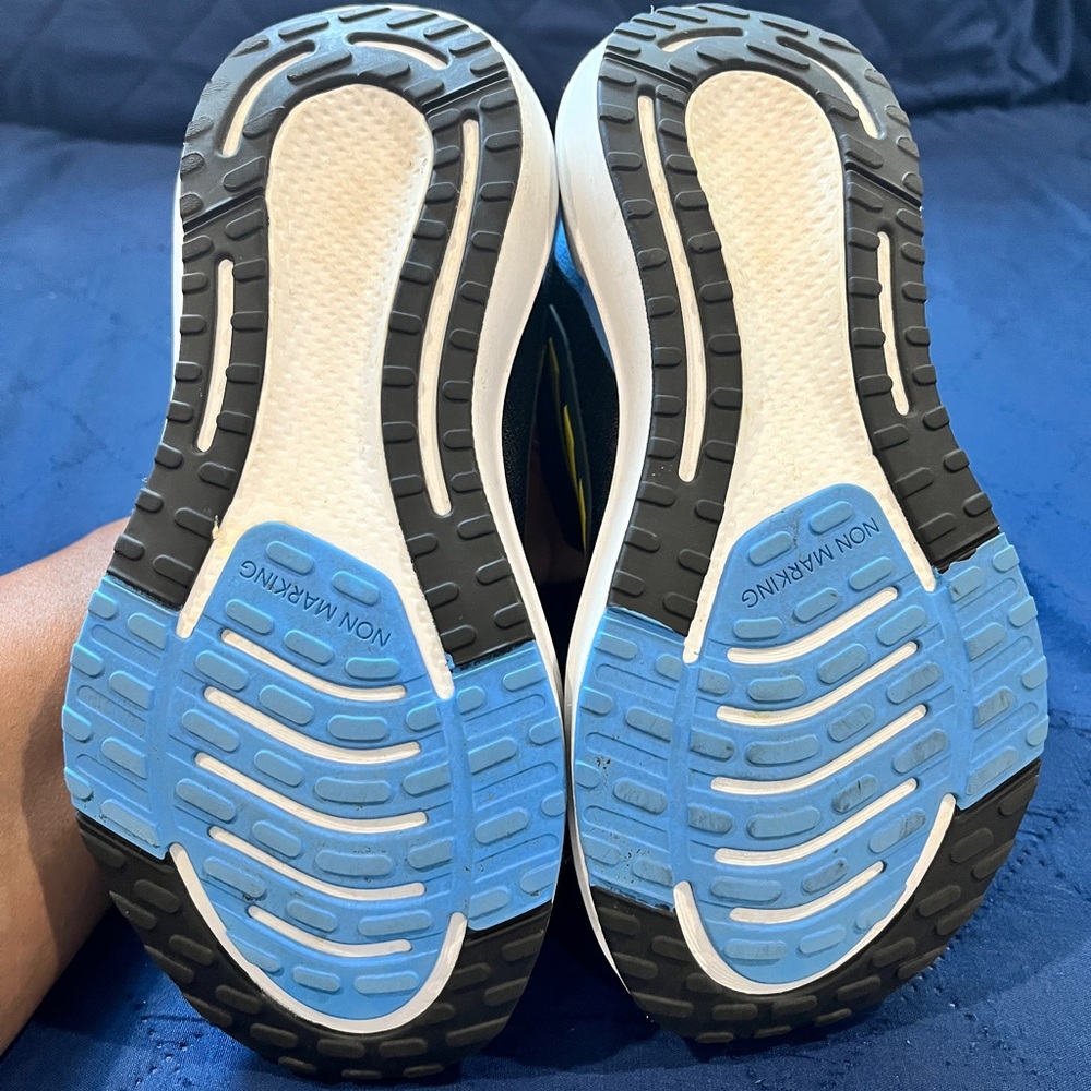 Kids Adidas bounce 1 1/2 size sneaker like new - Picture 3 of 3